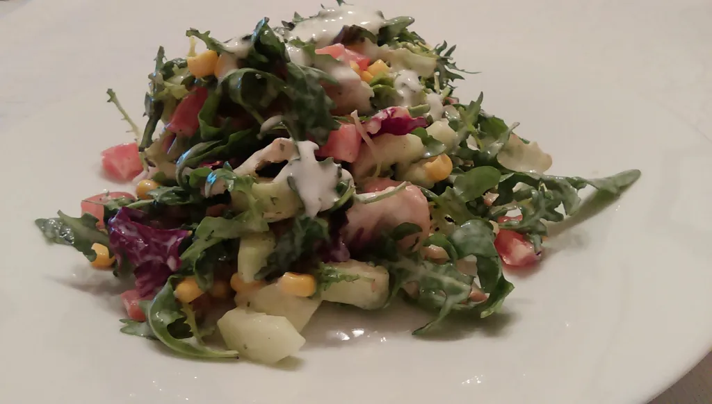 Losos salata sa jogurt dressingom