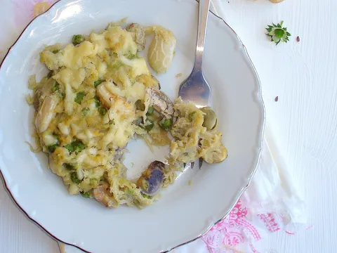 Zapečene tikvice s graškom i bobom (i krekeri od sira)