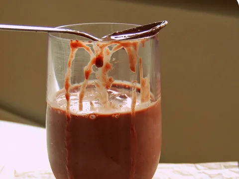 Smoothie od vanilije,jagode i čokoladnog sirupa