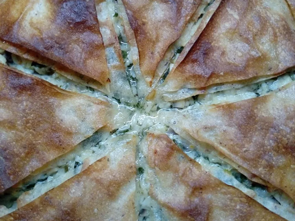Pita od heljdinih kora sa koprivom, pirinčem, šampinjonima i kajmakom
