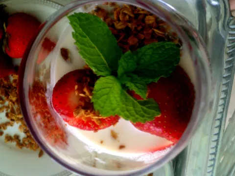 Kefir parfait sa granolom i svjezim vocem
