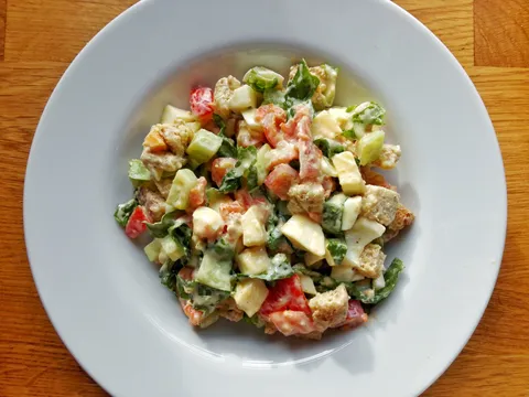Mix salata sa jogurt-senf dressingom