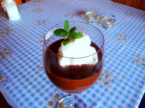 čokoladni mousse s metvicom