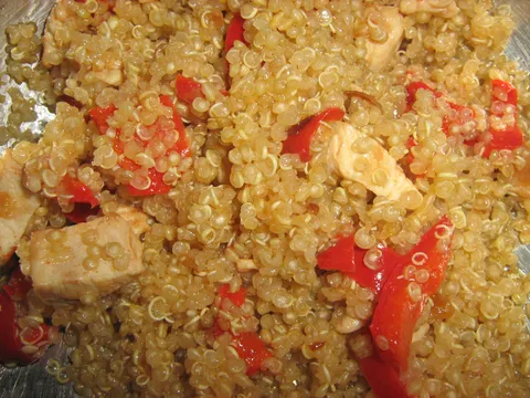Salata od kvinoje piletine i paprike