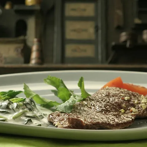 Ramsteak na žaru s prilogom od špinata