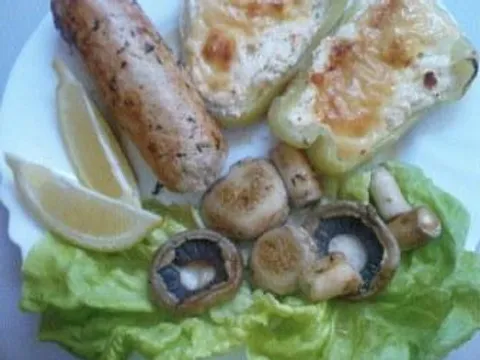 Zapečene parprike punjene sirom i rolovana piletina .