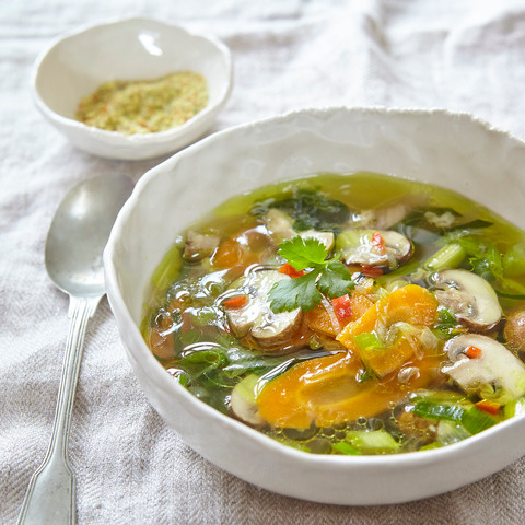 Pikantní kuřecí vývar se zázvorem a chilli