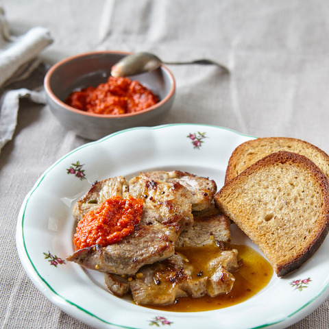 Krkovička s Ajvarem a česnekovou topinkou