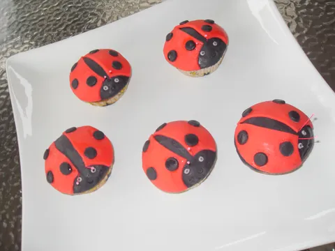 VANILLA CUPCAKES