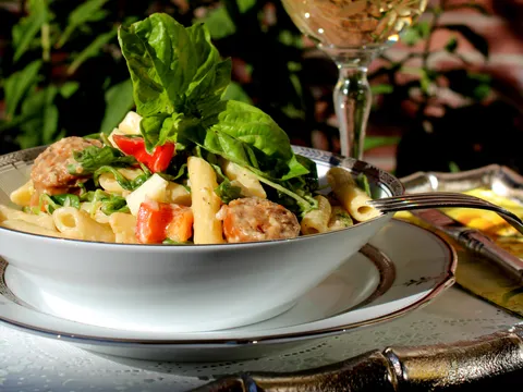 Pasta salata sa svežom kobasicom i rukolom