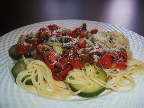 Spageti sa tikvicama i bosiljkom