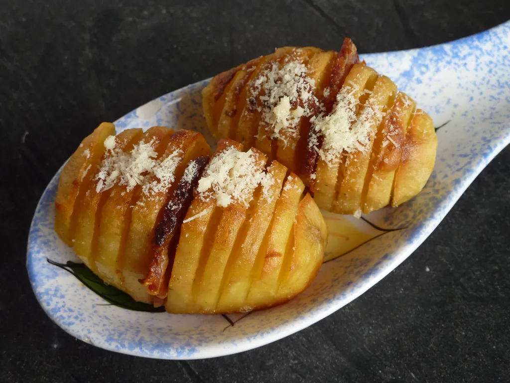 Lepezasti krumpir (Pečeni krumpir sa pancetom i parmezanom)