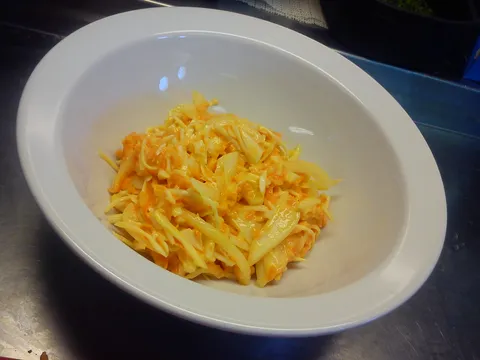 salata od ribane mrkvice i bijeloga kupusa