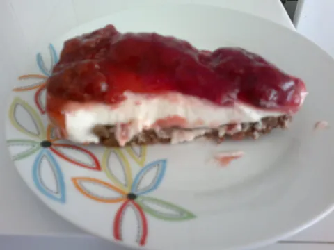 Monchou torta sa jagodama i bananama