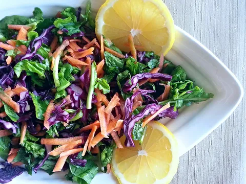 Salata od rukole i crvenog kupusa