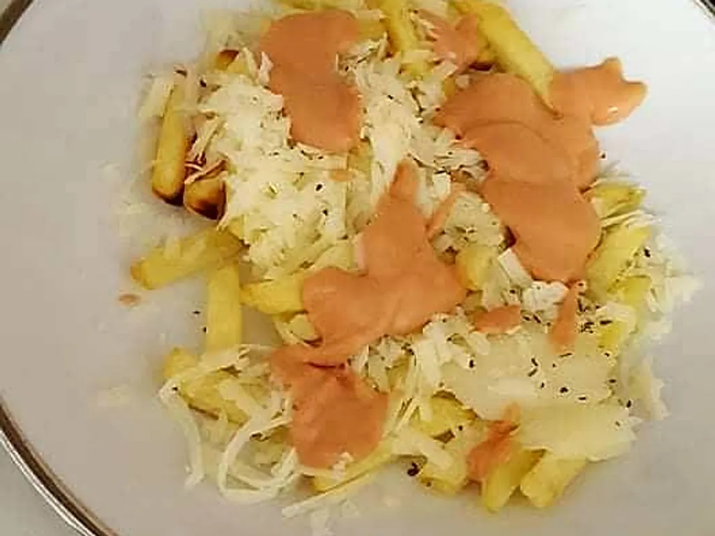 Pomfrit sa sirom i umakom