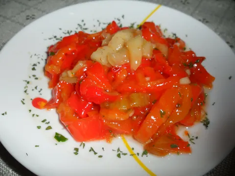 Salata od pečene paprike