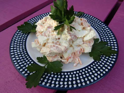 Salata s dimljenim lososom