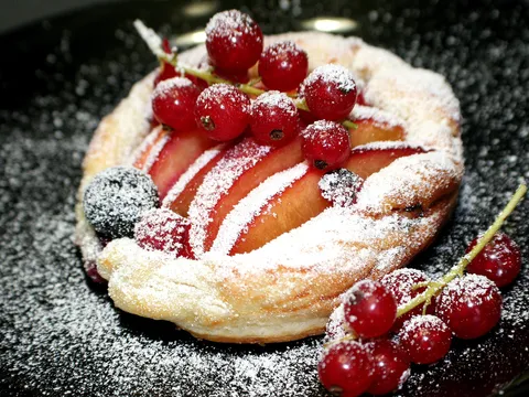 Mini tart od lisnatog testa i nektarina