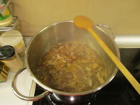 Gulaš sa šampinjonima i suvim šljivama