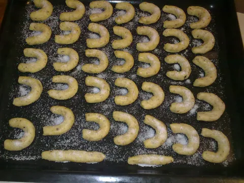 Hvala vam na nesebicnosti i ukusnom receptu, kod mene ce da se pece Boga mi jos dugo!