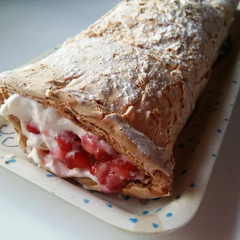 Pavlova rolada sa jagodama