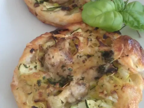 Pikantni kolacici sa povrcem lisnatim tjestom i biljem