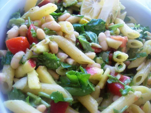 Jesenjska salata od avokada i graha