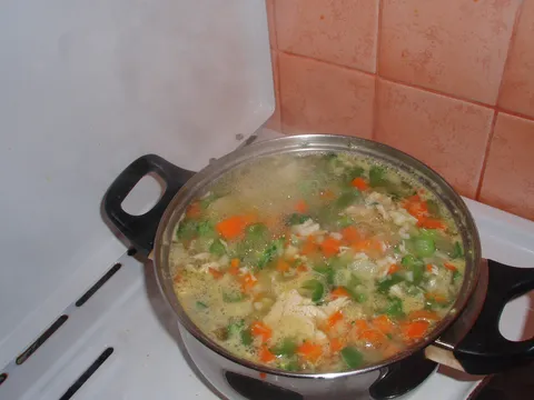 Pileća juha z mršavljenje se kuha.