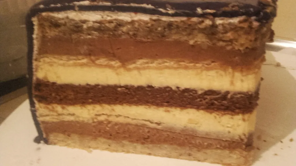 presjek torte čoko-lješnjak