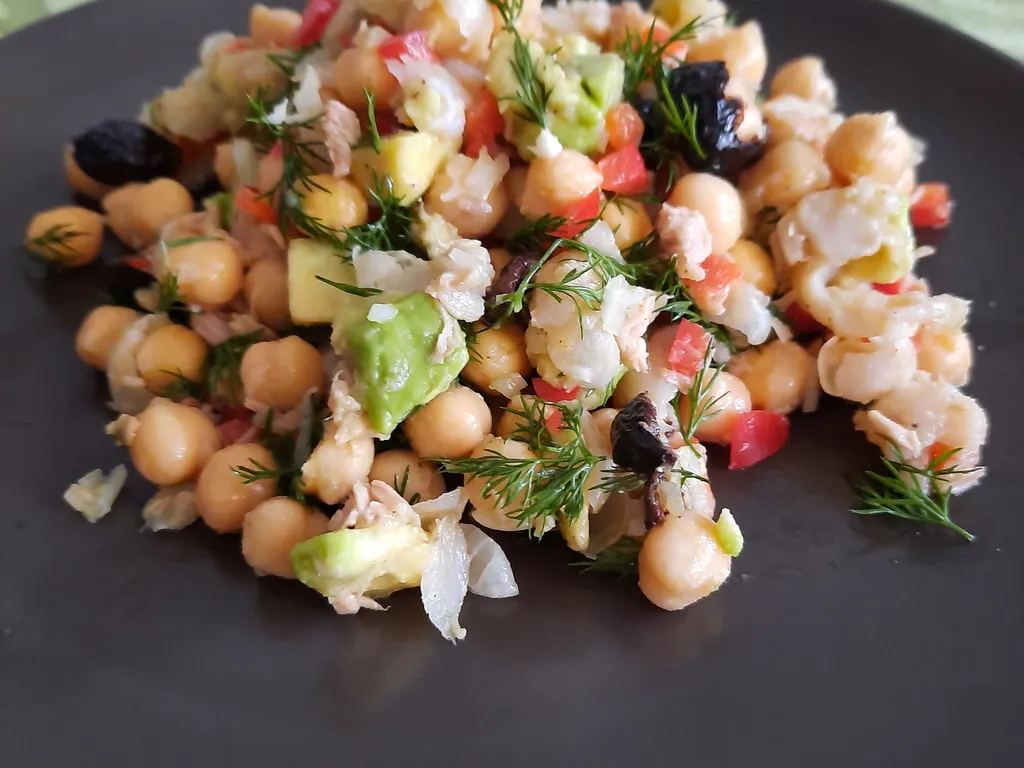 Obrok salata sa slanutkom i dimljenim bakalarom