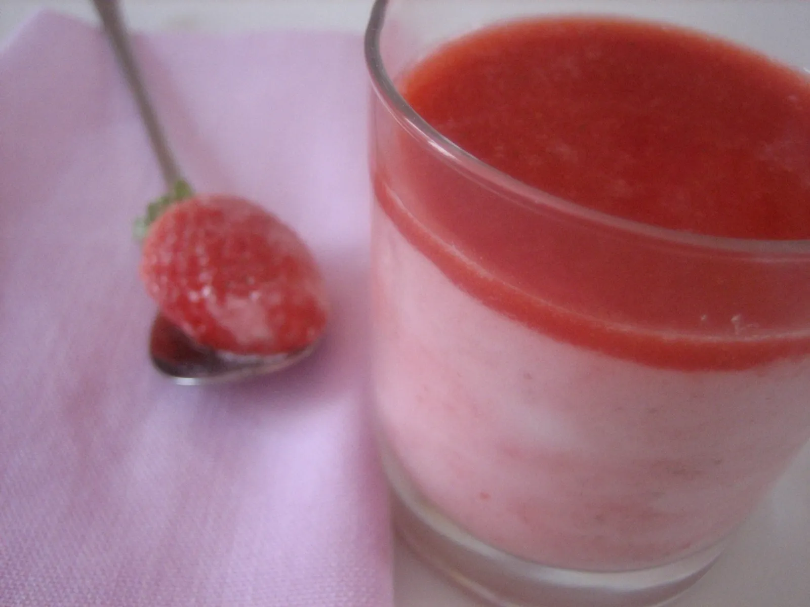 Mousse s jagodama i jogurtom