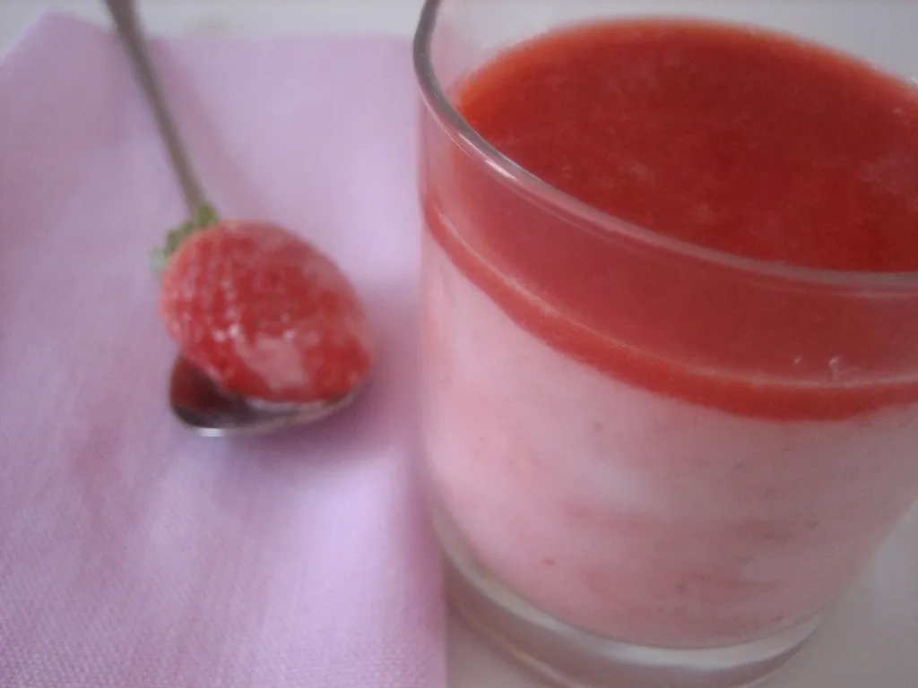 Mousse s jagodama i jogurtom