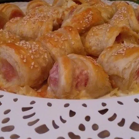 Najjednostavnije i najbrže kiflice (hrenovka i sir)