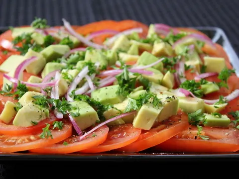 Salata od Pomidora i Avokada