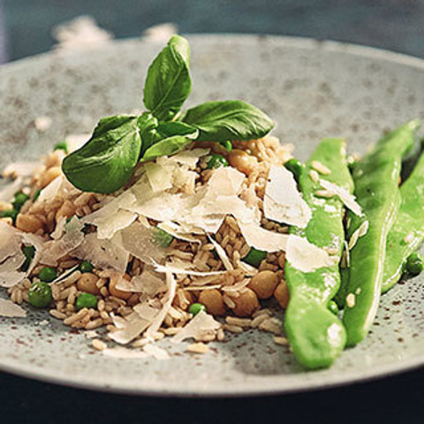 Salát z rýže s hráškem, cizrnou a fazolemi fava