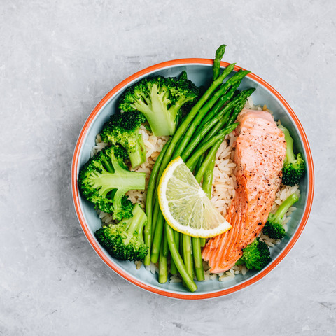 Losos s brokolicí, chřestem a natural rýží