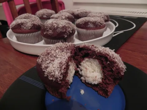 čokoladni muffini sa srcem od kokosa
