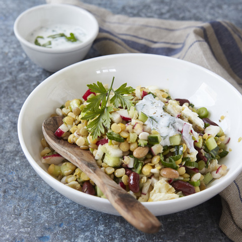 Luštěninový salát s mozzarellou a medvědím česnekem