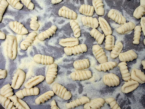 Ručno pravljena cavatelli pasta sa ragu bolonjeze sosom