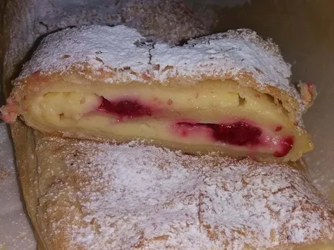 savijaca sa malinama od lisnatog tijesta