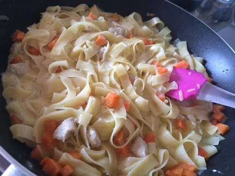 Tagliatelle s piletinom i mrkvom