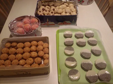 Breskvice i vanilice sa makom by Pomoravka, kresenti by Zolio, Milijun komada by plava-tacna