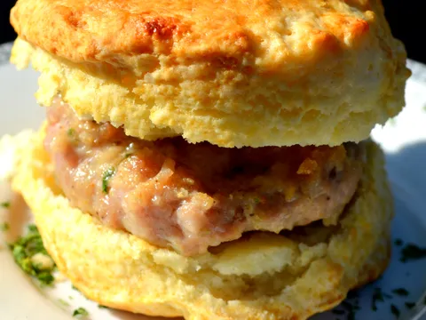 Biskviti i mini pljeskavice od piletine