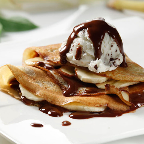 Kokosove palačinke z bananami in sladoledom