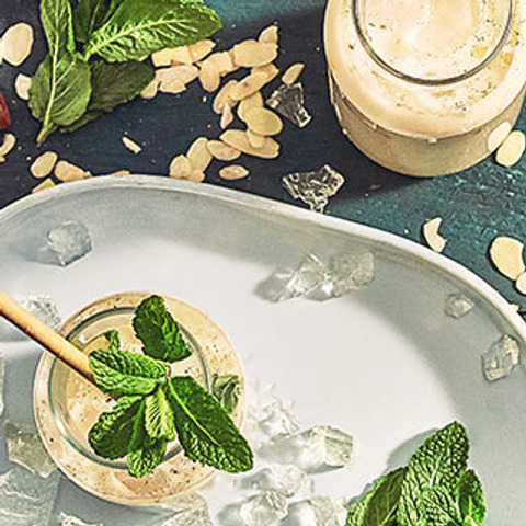 Sladký rýžový nápoj s mandlemi a mlékem