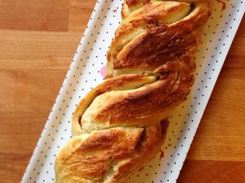 Hleb pletenica sa čvarcima