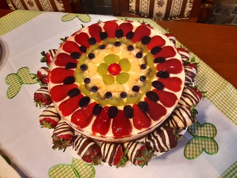 Voćna torta i jagode u čokoladi