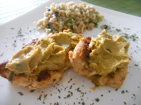 Pikantna piletina sa guacamole dipom