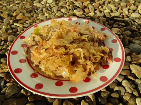 Kiseli kupus sa svezim rebrima